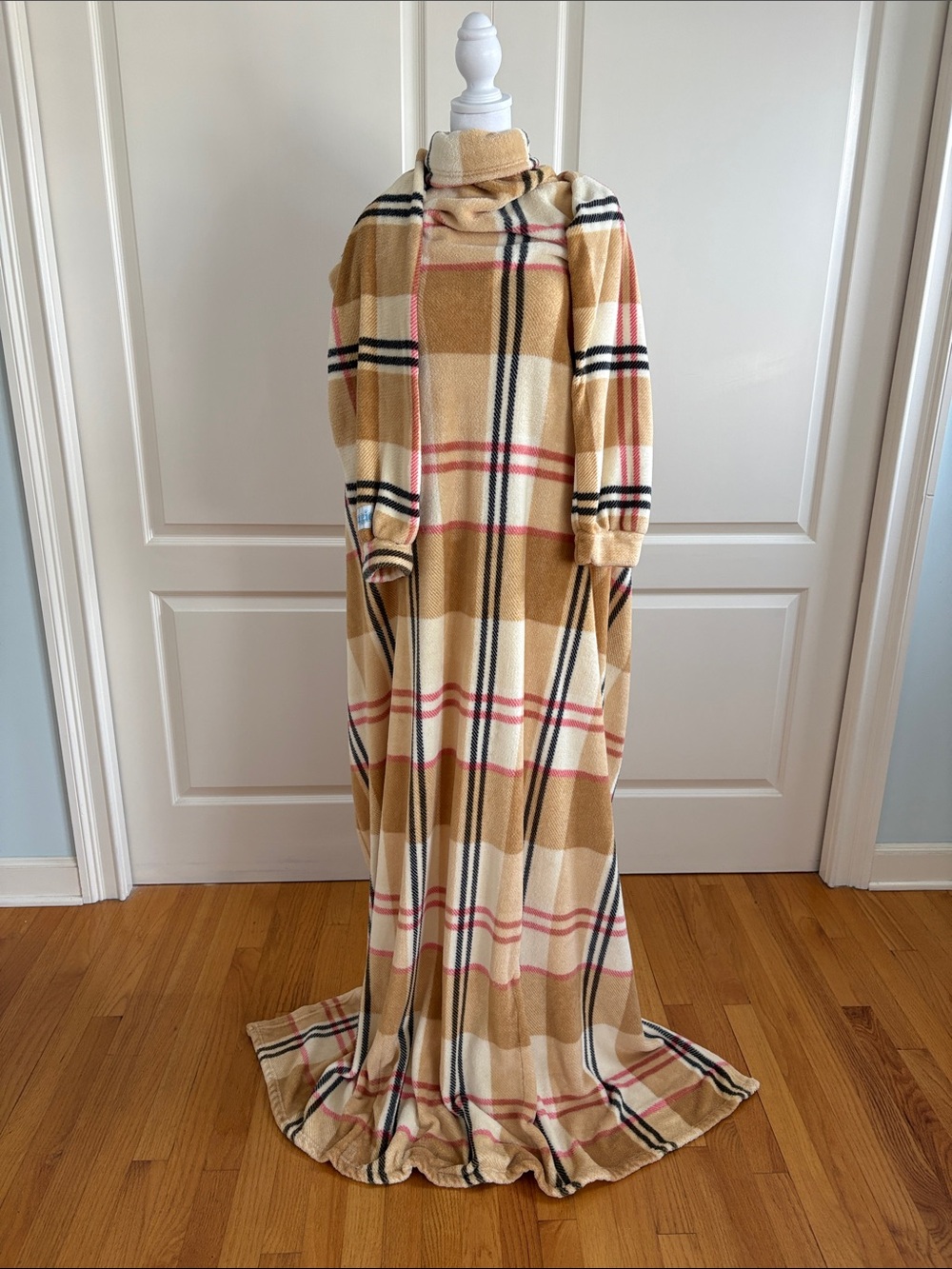 SNUGGIE PLAID FLEECE WEARABLE BLANKET